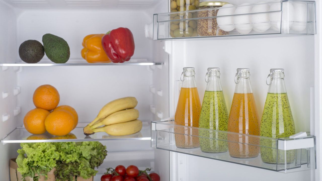ジュースや果物が入った冷蔵庫